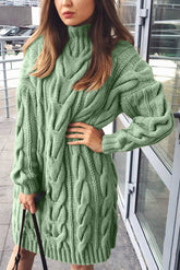 Mittellanges Pulloverkleid aus Rollkragen-Twist-Strick